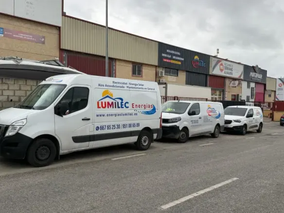Equipo Energías Lumilec instalando paneles solares en Málaga